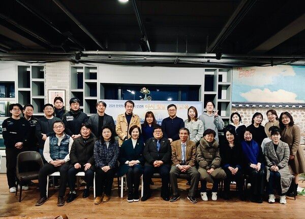 김종국 회장, 이하나 부회장이 신년회 1월 정기모임을 미치고 기념 촬영을 하고 있다. /사진=한국학교발명협회