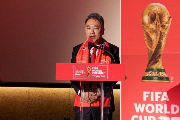 16일 한국 코카-콜라가 미디어 간담회를 통해 FIFA 월드컵 트로피를 처음으로 대중에 공개하고, 17일에는 CGV용산아이파크몰에서 하루 동안 소비자 체험 행사를 열어 국내 축구 팬들이 트로피를 직접 관람하고 기념 촬영 및 특별 기념품을 받아갈 수 있는 기회를 제공할 예정이다. (▲한국 코카-콜라 이준엽 대표). /사진=코카-콜라