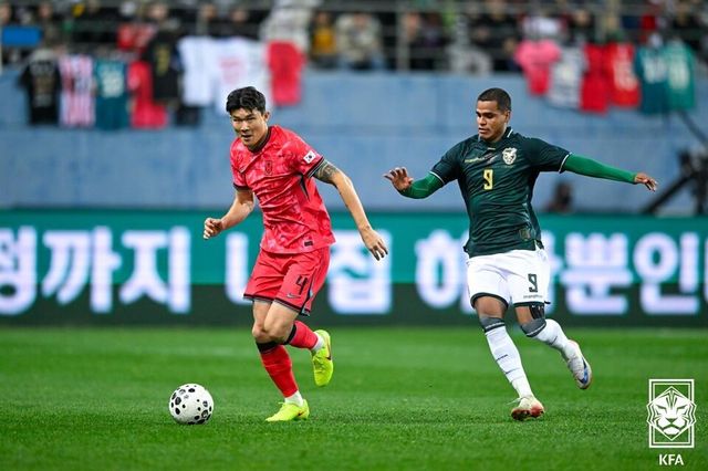 엔조(오른쪽)가 작년 11월에 치러진 한국 축구 대표팀과의 A매치 평가전에서 김민재를 압박하고 있다. /사진=KFA
