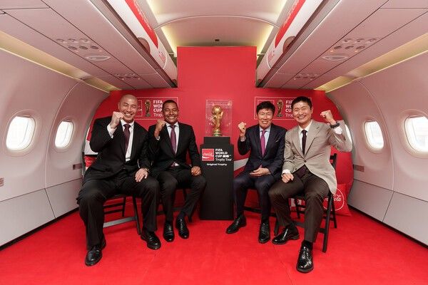 16일 FIFA 월드컵 2026™의 우승국에게 수여되는 오리지널 FIFA 월드컵™ 트로피가 코카-콜라 특별 전세기를 타고 드디어 한국에 도착했다. (▲차두리 화성FC 감독(왼쪽부터), FIFA 레전드 지우베르투 시우바, 차범근 전 감독, 이영표 축구 해설위원). /사진=코카-콜라