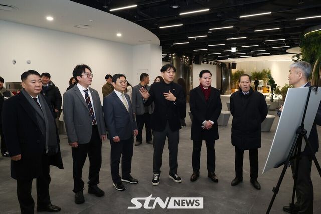 서울특별시의회 도시계획균형위원, 개관 준비 당담자의 설명 경청/사진=서울시의회