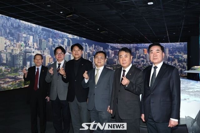 서울특별시의회 도시계획균형위원 현장을 점검하고 포토타임/사진=서울시의회