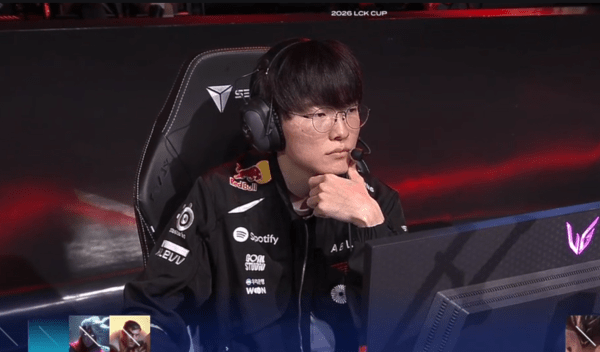 18일 종로 치지직 롤파크에서 2026 LCK컵 그룹 배틀 5일 차 경기에서 T1이 풀세트 접전 끝에 DRX를 꺾고 값진 1승을 챙겼다. 1세트에서 교전 집중력으로 먼저 흐름을 잡은 T1은 2세트를 내주며 흔들렸지만, 마지막 3세트에서 다시 힘으로 경기를 밀어붙이며 승부를 마무리했다. (▲2026 LCK컵 그룹 배틀 5일 차 경기_T1 & DRX). /사진=네이버 치지직 라이브영상 캡처