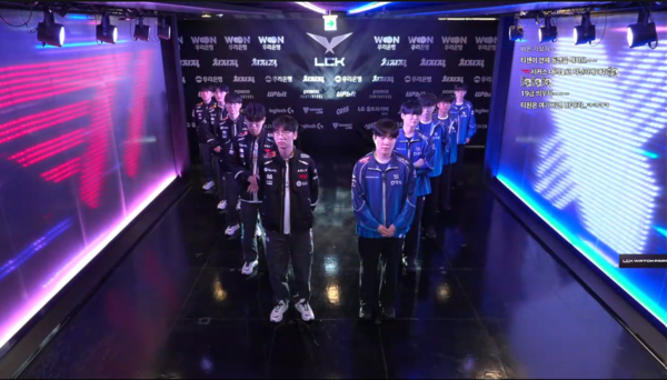 18일 종로 치지직 롤파크에서 2026 LCK컵 그룹 배틀 5일 차 경기에서 T1이 풀세트 접전 끝에 DRX를 꺾고 값진 1승을 챙겼다. 1세트에서 교전 집중력으로 먼저 흐름을 잡은 T1은 2세트를 내주며 흔들렸지만, 마지막 3세트에서 다시 힘으로 경기를 밀어붙이며 승부를 마무리했다. (▲2026 LCK컵 그룹 배틀 5일 차 경기_T1 & DRX). /사진=네이버 치지직 라이브영상 캡처