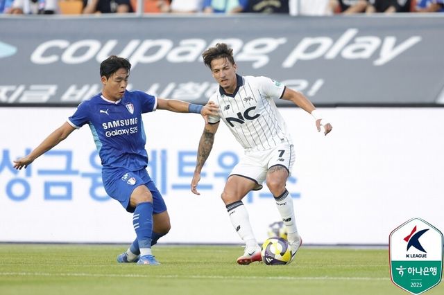 수원삼성 강현묵(왼쪽)과 서울이랜드 에울레르가 경합하고 있다. /사진=한국프로축구연맹