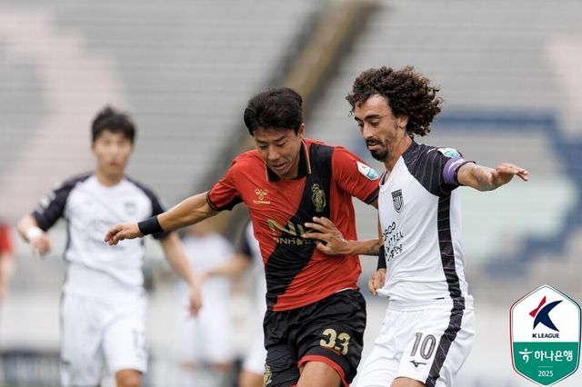 경남FC 박원재와 전남드래곤즈 발디비아가 경합하고 있다. /사진=한국프로축구연맹