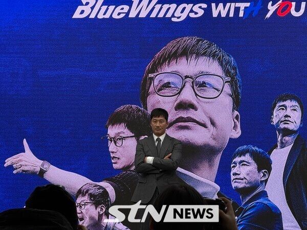 이정효 감독이 2일 오후 2시 수원에 위치한 도이치오토월드 차란차 스튜디오에서 진행된 취임 기자회견에서 포즈를 취하고 있다. /사진(수원)=강의택 기자