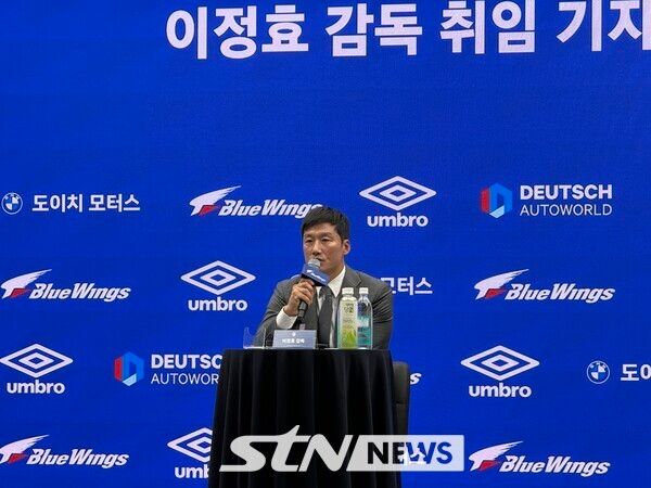 이정효 감독이 2일 오후 2시 수원에 위치한 도이치오토월드 차란차 스튜디오에서 진행된 취임 기자회견에 임하고 있다. /사진(수원)=강의택 기자