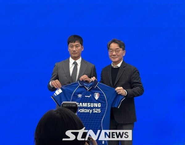 이정효 감독(왼쪽)이 2일&nbsp;오후 2시 수원에 위치한 도이치오토월드 차란차 스튜디오에서 진행된 취임식에서 수원삼성 강우영 대표이사와 포즈를 취하고 있다. /사진(수원)=강의택 기자