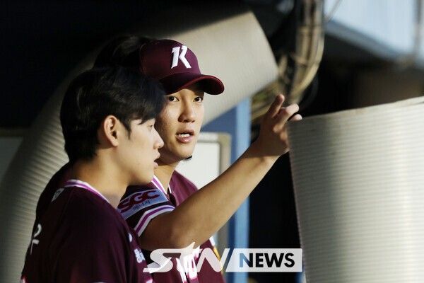 18일 오후 서울 송파구 잠실야구장에서 열린 2025 KBO리그 키움 히어로즈와 두산 베어스의 경기, 1군 엔트리에 합류한 키움 투수 안우진이 더그아웃에서 경기를 지켜보고 있다. /사진=뉴시스