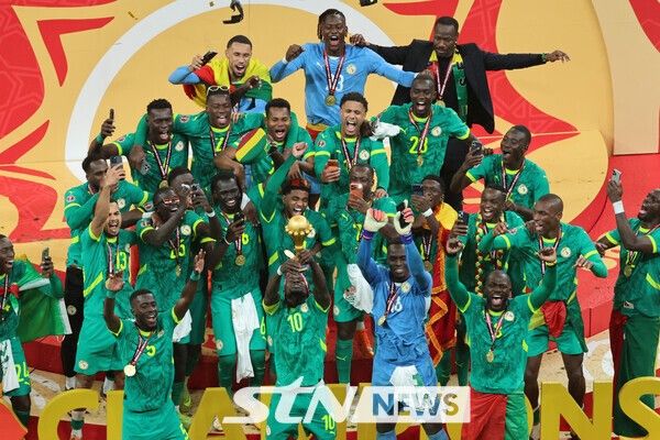 세네갈 선수단이 19일 모로코 라바트에 위치한 프린스 물레이 압델라 스타디움에서 열린 2025 아프리카 네이션스컵(AFCON) 결승전에서 모로코를 꺾고 우승을 차지한 뒤 세리머니를 펼치고 있다. /사진=뉴시스(AP)