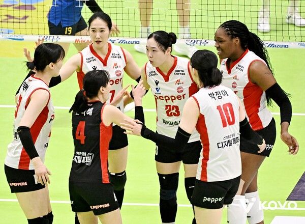 페퍼저축은행 선수단이 21일 수원체육관에서 치러진 현대건설과의 2025-2026 V-리그 4라운드 경기에서 득점 후 기뻐하고 있다. /사진=한국배구연맹