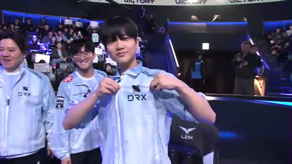 23일 '2026 LCK컵' 그룹 배틀 2주 3일 차 2경기, 농심 레드포스와 DRX의 대결 풀세트 접전 끝에 DRX가 승리 2:1로 이기면서 시즌 첫 승을 신고했다. (▲DRX & 농심 레드포스). /사진=네이버 치지직 라이브영상 캡처
