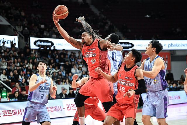 안양정관장과 고양소노 선수단이&nbsp;23일 오후 7시 안양실내체육관에서 열린 2025~2026시즌 LG전자 프로농구 정규리그에서 경합하고 있다. /사진=KBL