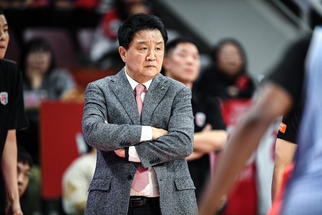 안양정관장 유도훈 감독이 23일 오후 7시 안양실내체육관에서 열린 고양소노와의 2025~2026시즌 LG전자 프로농구 정규리그 경기에서 선수단을 바라보고 있다. /사진=KBL