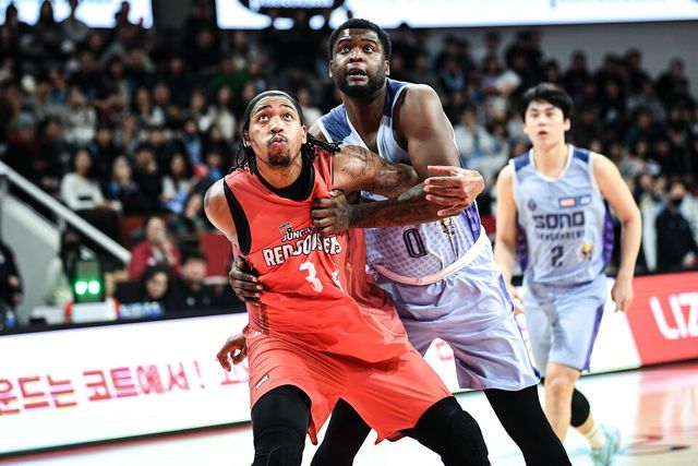 안양정관장 워싱턴(왼쪽)과 고양소노 존슨이 23일 오후 7시 안양실내체육관에서 열린 2025~2026시즌 LG전자 프로농구 정규리그에서 경합하고 있다. /사진=KBL