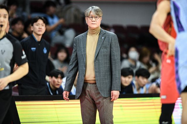 고양소노 손창환 감독이 23일 오후 7시 안양실내체육관에서 열린 안양정관장과의 2025~2026시즌 LG전자 프로농구 정규리그 경기에서 선수들을 바라보고 있다. /사진=KBL