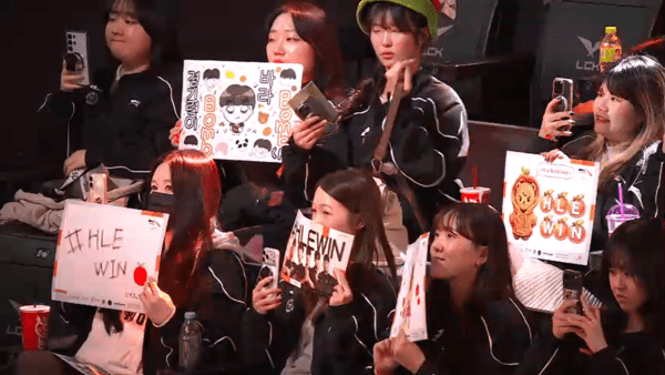 24일 한화생명이 서울 종로구 소재 LoL파크에서 열린 2026 LCK컵 그룹 배틀 2주 차 경기에서 DN 수퍼스를 상대로 세트 스코어 2대 1로 이겼다.(▲한화생명e스포츠(HLE) & DN수퍼스(DNS)). /사진=네이버 치지직 라이브 영상 캡처)