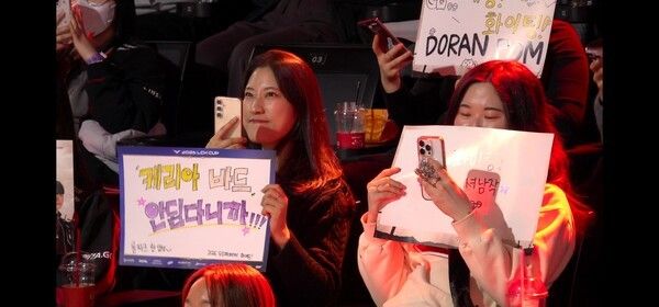 26일 서울 종로구 치지직 롤파크에서 열린 '2026 리그 오브 레전드 챔피언스 코리아' 컵 대회 그룹 대항전 2주 5일차경기에서 T1이 BNK피어엑스를 2:1로 이기며 승리했다.(▲T1&BNK피어엑스 =2:1) /사진=네이버 치지직 라이브영상 캡처