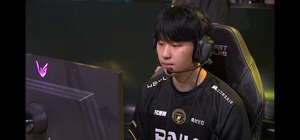 BNK 피어엑스가 T1의 중·후반 교전 설계를 정면으로 흔들며 승부를 원점으로 돌렸다. 랩터의 과감한 정글 동선과 신드라-자르반 조합의 완성도가 빛난 한 판이었다. (▲T1 & BNK피어엑스= 1:1). /사진=네이버 치지직 라이브영상 캡처)