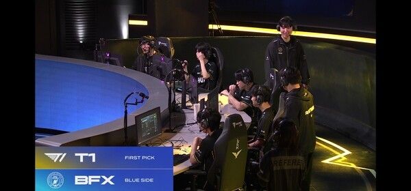 BNK 피어엑스가 T1의 중·후반 교전 설계를 정면으로 흔들며 승부를 원점으로 돌렸다. 랩터의 과감한 정글 동선과 신드라-자르반 조합의 완성도가 빛난 한 판이었다. (▲T1 & BNK피어엑스= 1:1). /사진=네이버 치지직 라이브영상 캡처)