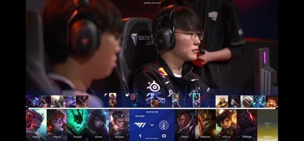 BNK 피어엑스가 T1의 중·후반 교전 설계를 정면으로 흔들며 승부를 원점으로 돌렸다. 랩터의 과감한 정글 동선과 신드라-자르반 조합의 완성도가 빛난 한 판이었다. (▲T1팀 선수들). /사진=네이버 치지직 라이브영상 캡처)