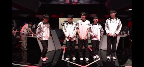 펜타킬 한 방이 흐름을 뒤집었다. KT 롤스터가 에이밍의 결정적 캐리를 앞세워 브리온을 꺾고 LCK컵 연패의 터널에서 빠져나왔다. 패색이 짙던 순간, 한타의 신이 KT를 선택했다.(▲KT롤스터 & 브리온(BRO) = 2:1 /사진=네이버 치지직 라이브영상 캡처