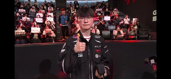 26일 서울 종로구 치지직 롤파크에서 열린 '2026 리그 오브 레전드 챔피언스 코리아' 컵 대회 그룹 대항전 2주 5일차경기에서 T1이 BNK피어엑스를 2:1로 이기며 승리했다.(▲T1&BNK피어엑스 =2:1 / T1 페이커 이상혁). /사진=네이버 치지직 라이브영상 캡처