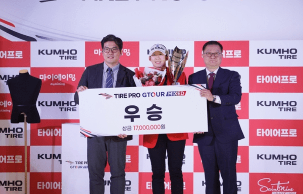 지난 24일 황연서가 대전 골프존조이마루에서 열린&nbsp;‘2026 타이어프로 GTOUR MIXED’ 1차 대회에서&nbsp;최종 합계 21언더파로 동타를 기록한 김홍택과 연장 승부 끝 생애 첫 우승을 차지했다.(▲골프존 손장순 전무(왼쪽부터) , 우승자 황연서, 주식회사 금호타이어 김주상 팀장 /사진=골프존