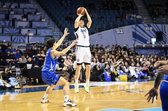 고양소노 강지훈이 25일 서울잠실체육관에서 열린 2025~2026시즌 LG전자 프로농구(KBL) 정규리그 서울삼성과의 경기에서 3점슛을 시도하고 있다. /사진=KBL