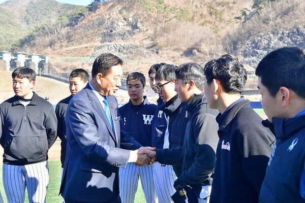 27일 원주고 야구 선수단이 전지훈련 중인 장성호 체육공원을 찾은 김한종 군수가 선수들과 인사를 나누고 있다/장성군 제공
