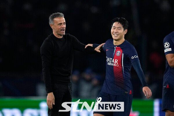 파리 생제르맹(PSG) 루이스 엔리케 감독과 이강인. /사진=뉴시스(AP)