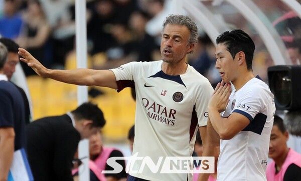 파리 생제르맹(PSG) 루이스 엔리케 감독과 이강인. /사진=뉴시스