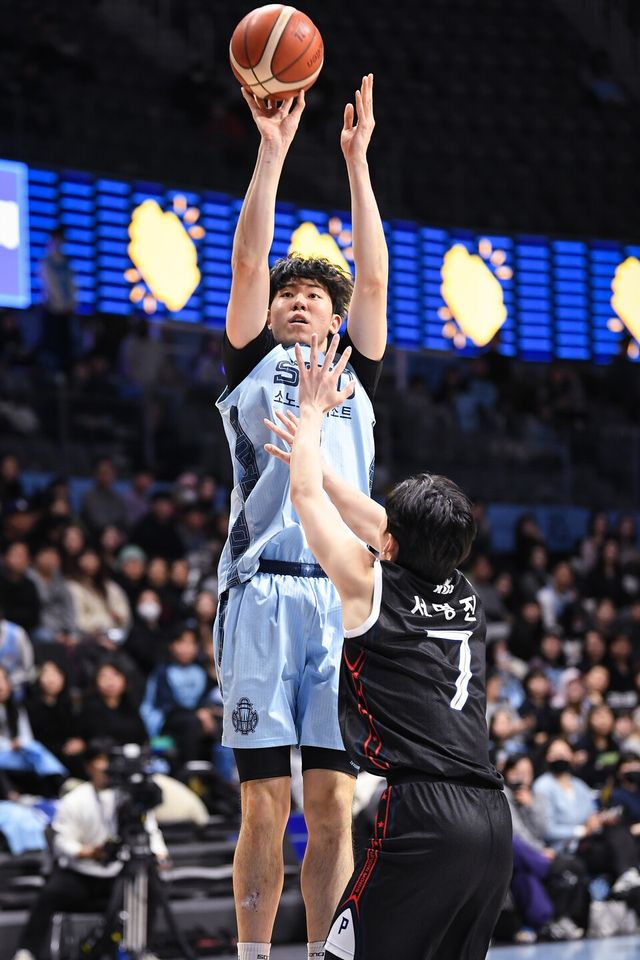 고양소노 강지훈이 27일 고양소노아레나에서 열린 울산현대모비스와의 2025-2026 LG전자 프로농구 정규리그 경기에서 득점 이후 환호하고 있다. /사진=KBL