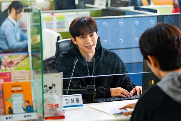 가수 겸 배우 이준호가 K-히어로 계보에 새로운 획을 그었다.(▲이준호_캐셔로). /사진=Netflix