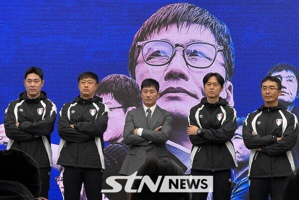 이정효 감독(가운데)이 2일 오후 2시 수원에 위치한 도이치오토월드 차란차 스튜디오에서 진행된 취임 기자회견에서 포즈를 취하고 있다. /사진(수원)=강의택 기자
