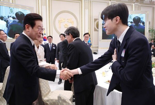 2일 이재명 대통령이 프로게이머 이상혁(페이커) 선수를 포함한 국민대표 11명을 청와대에 초청해 포상했다.(▲이재명 대통령이 '페이커' 이상혁선수와 악수하고 있다.). /사진=뉴시스