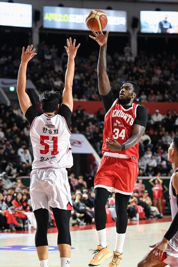 슛을 시도하는 서울 SK 자밀 워니. /사진=KBL