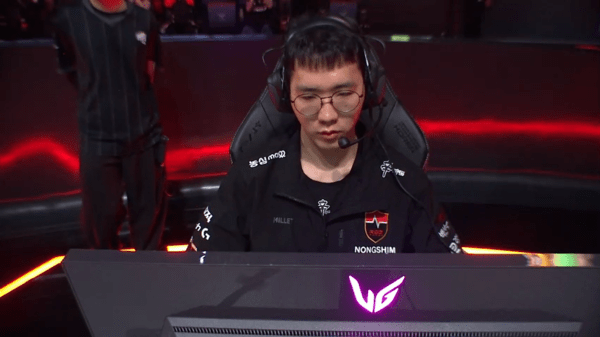 초반 두 세트를 선점하며 흐름을 잡았던 농심 레드포스가 KT 롤스터의 거센 반격에 흔들렸지만, 마지막 5세트에서 ‘킹겐’ 황성훈의 올라프를 앞세워 풀세트 접전에 마침표를 찍었다. .(▲농심 레드포스 & KT 롤스터 =3:2 /POM=김태윤). /사진=네이버 치지직 라이브영상 캡처