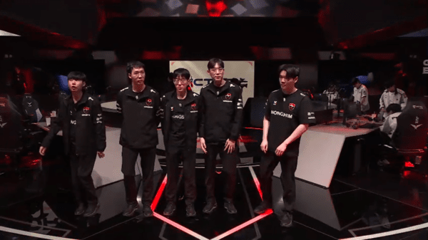 초반 두 세트를 선점하며 흐름을 잡았던 농심 레드포스가 KT 롤스터의 거센 반격에 흔들렸지만, 마지막 5세트에서 ‘킹겐’ 황성훈의 올라프를 앞세워 풀세트 접전에 마침표를 찍었다. .(▲농심 레드포스 & KT 롤스터 =3:2) /사진=네이버 치지직 라이브영상 캡처