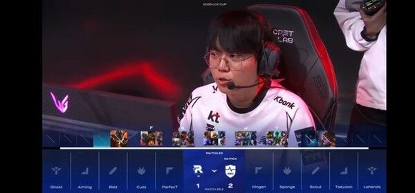 30일 서울 종로 롤파크 LCK아레나에서 열린 2026 LCK컵 그룹 배틀 슈퍼 위크 3주차 농심 레드포스와의 4세트, 초반 두 세트를 내주며 벼랑 끝에 몰렸던 KT 롤스터가 정글러 ‘커즈’ 문우찬의 완급 조절과 날카로운 메이킹을 앞세워 농심 레드포스의 원딜 보호 조합을 무너뜨렸다. KT는 2026 LCK컵 그룹 배틀 슈퍼 위크 농심과의 4세트에서 완승을 거두며 세트 스코어 2-2 동점을 만들고 승부를 마지막 5세트로 끌고 갔다..(▲농심레드포스 & KT롤스터 =2:2). /사진=네이버 치지직 라이브영상 캡처