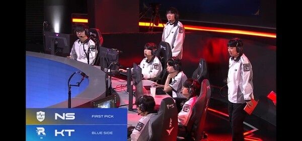 30일 서울 종로 롤파크 LCK아레나에서 열린 2026 LCK컵 그룹 배틀 슈퍼 위크 3주차 농심 레드포스와의 4세트, 초반 두 세트를 내주며 벼랑 끝에 몰렸던 KT 롤스터가 정글러 ‘커즈’ 문우찬의 완급 조절과 날카로운 메이킹을 앞세워 농심 레드포스의 원딜 보호 조합을 무너뜨렸다. KT는 2026 LCK컵 그룹 배틀 슈퍼 위크 농심과의 4세트에서 완승을 거두며 세트 스코어 2-2 동점을 만들고 승부를 마지막 5세트로 끌고 갔다..(▲농심레드포스 & KT롤스터 =2:2). /사진=네이버 치지직 라이브영상 캡처