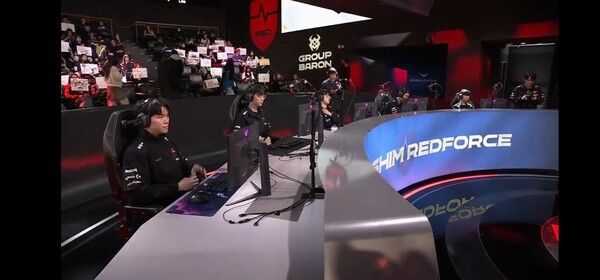 30일 농심레드포스가 서울 종로 롤파크 LCK아레나에서 열린 2026 LCK컵 그룹 배틀 3주차 슈퍼 위크 KT와의 1세트에서 27분 21초 만에 22-7 완승을 거두며 KT롤스터에게 1세트를 승리했다..(▲농심레드포스 & KT롤스터 =1:0). /사진=네이버 치지직 라이브영상 캡처