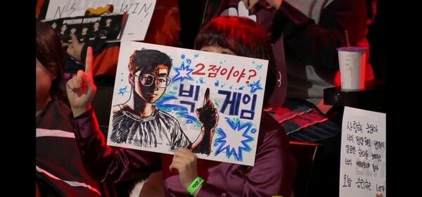 농심 레드포스가 ‘킹겐’ 황성훈의 압도적인 탑 존재감을 앞세워 KT 롤스터를 연이어 제압하며 슈퍼 위크에서 세트 스코어 2-0 리드를 잡았다.(▲농심레드포스 & KT롤스터 =2:0). /사진=네이버 치지직 라이브영상 캡처