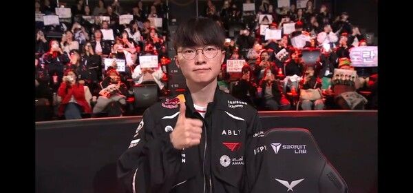 ▲31일, ‘2026 LCK컵’ 슈퍼위크 토요일 경기의 주인공은 단연 T1이었다. 상대는 전통의 강호 디플러스 기아(DK). 결과는 3대 0, 설명이 필요 없는 완승이었다.(▲T1&DK(디플러스 기아) =3:0). /사진=네이버 치지직 라이브영상 캡처