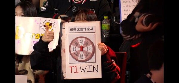 ▲31일, ‘2026 LCK컵’ 슈퍼위크 토요일 경기의 주인공은 단연 T1이었다. 상대는 전통의 강호 디플러스 기아(DK). 결과는 3대 0, 설명이 필요 없는 완승이었다.(▲T1&DK(디플러스 기아) =3:0). /사진=네이버 치지직 라이브영상 캡처