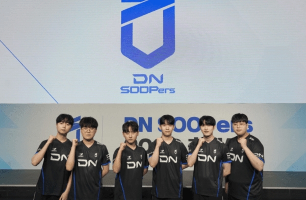 지난 3일 SOOP이 서울 잠실 DN 콜로세움에서 자사 프로게임단 'DN SOOPers'의 리그오브레전드 팀 출정식을 진행했다고 4일 밝혔다.(▲'DN SOOPers(DN 수퍼스)'의 리그오브레전드 팀 출정식). /사진=SOOP