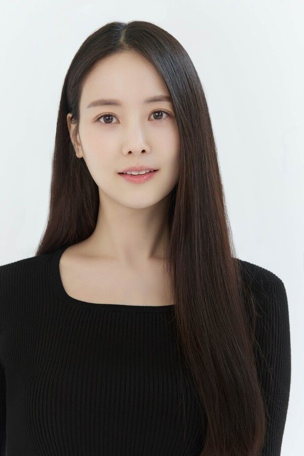 내달 5일 tvN 월화드라마 ‘스프링 피버’가 찬바람 쌩쌩부는 교사 윤봄(이주빈 분)과 불타는 심장을 가진 남자 선재규(안보현 분)의 얼어붙은 마음도 녹일 봄날의 핫!핑크빛 로맨스를 주제로 다룬 이야기가 첫 방송된다.(▲배우 손여은). /사진=씨엘엔컴퍼니