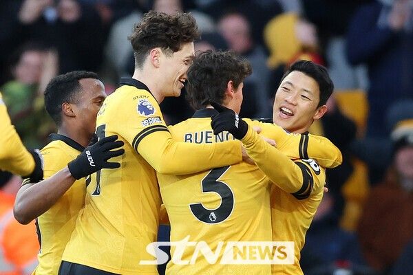 득점 후 동료들과 환호하는 울버햄튼 원더러스 공격수 황희찬(사진 우측). /사진=뉴시스(AP)