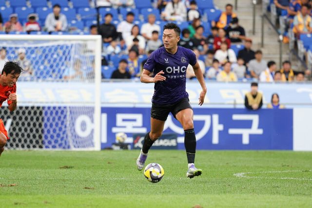 FC안양과 재계약을 체결한 미드필더 김정현. /사진=FC안양